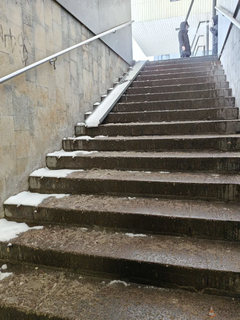 Požeminė perėja prie autobusų stoties Kaune žiemą (pandusas).