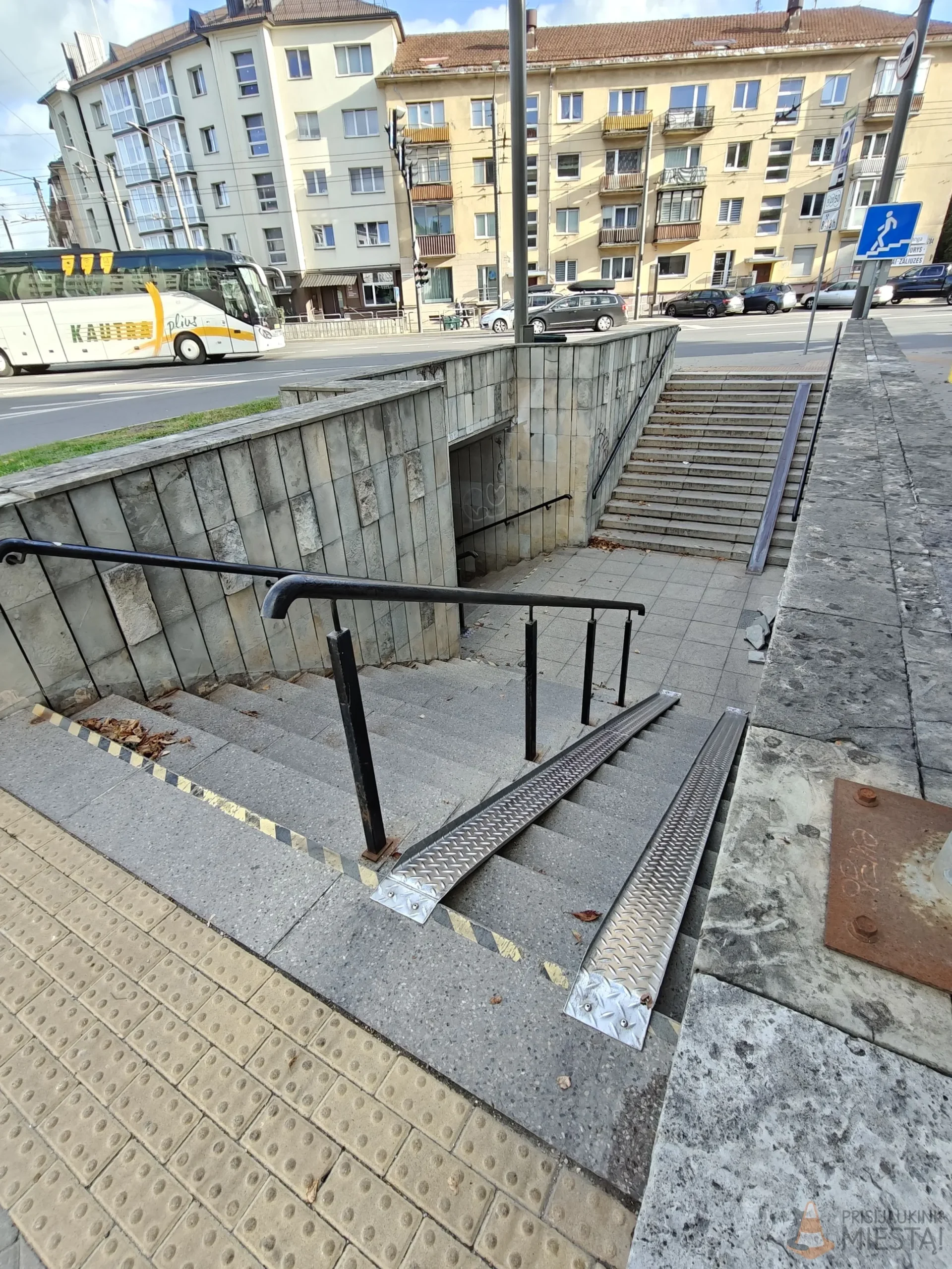 Požeminė perėja Savanorių ir Taikos pr. sankirtoje. Kitas pavyzdys iš Kauno: nėra nei lifto, nei panduso, kurio galima būtų saugiai naudotis